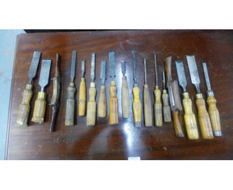 Carton containing a collection of vintage woodworking tools to include hand pull planes and chisels (a lot) 