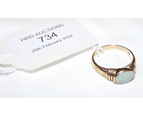 An oval opal ring in 9ct setting - approx. size N
