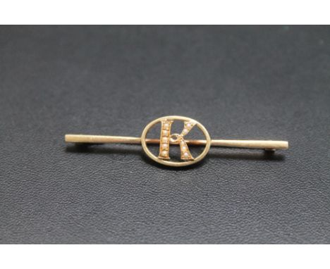 A 15CT GOLD BAR BROOCH WITH SEED PEARL 'K', central seed pearl missing, approx weight 4.3g, W 5.5 cm