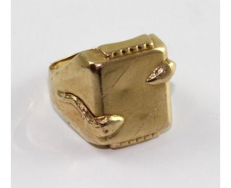 An 18ct gold gentlemen's dress ring with raised snake decoration, size R, approx 9.2g.