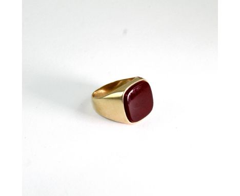 A gentlemen's 9ct gold dress ring set with agate stone, size Q, approx 8.8g.