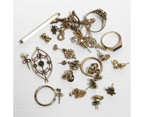 A quantity of 9ct gold and yellow metal jewellery to include a cameo ring, an Edwardian pendant set with seed pearls, Edwardi