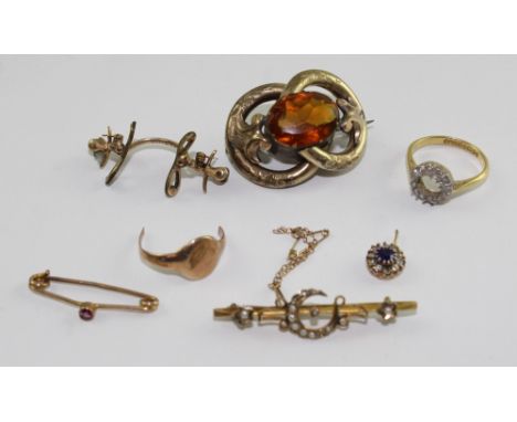 A 9ct gold Edwardian bar brooch, central crescent set with seed pearls (lacking some pearls), a 9ct gold signet ring (af), a 