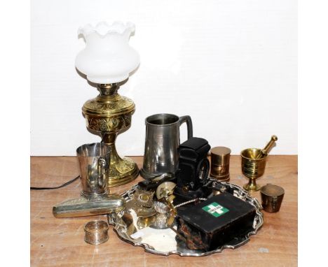 A quantity of collectible items to include a horn snuff box, a mother of pearl and brass spoon, miniature frame, an Edwardian