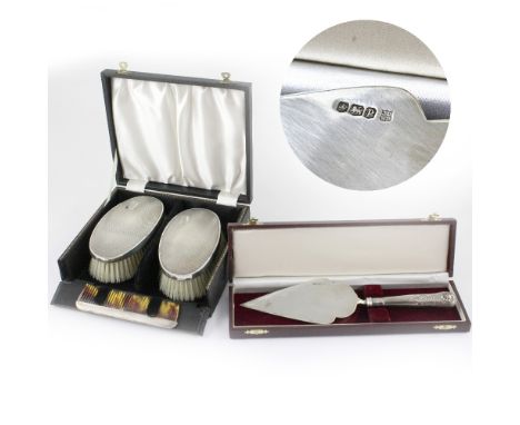 A George VI cased hallmarked silver cake slice, Sheffield 1932 and an Elizabeth II cased hallmarked silver set of two gentlem