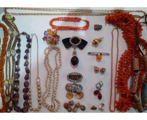 Mixed costume jewellery comprising a butterscotch amber bead necklace, coral necklaces, vintage buttons, earrings and necklac