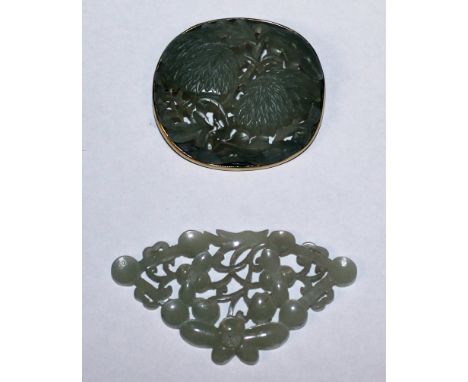 AN EARLY 20TH CENTURY CHINESE PIERCED CELADON JADE OVAL BROOCH, with an unmarked gilt-metal mount, decorated with leafage and
