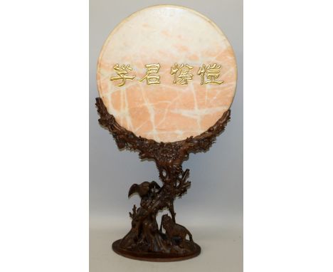 A LARGE UNUSUAL 20TH CENTURY CHINESE PINK MARBLE TABLE SCREEN ON AN ELABORATE CARVED WOOD STAND, the striated marble decorate