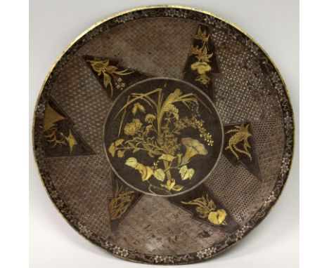 A GOOD QUALITY JAPANESE MEIJI PERIOD KOMAI STYLE INLAID IRON DISH, well decorated in inlaid gilt & silver metal with a centra
