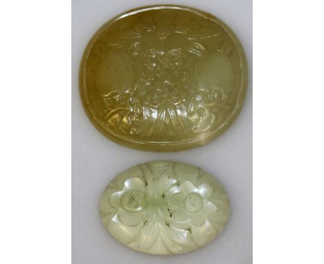 A GOOD EARLY 20TH CENTURY CHINESE OVAL JADE PLAQUE, carved with a wan symbol flanked by two peach, 2.8in wide x 2.6in high; t