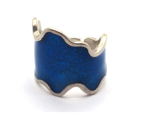 A Stylish Modernist Hallmarked Silver and Enamel Dress Ring, VE, Sheffield 1976, of shaped abstract design (finger size P). 