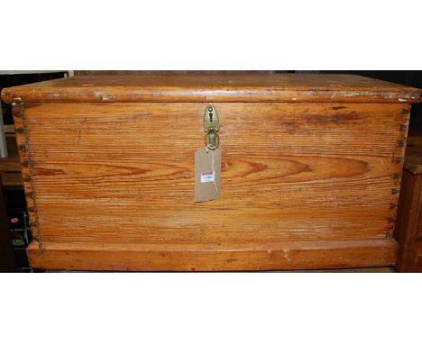 An early 20th century stained pine hinge topped tool chest, having rope end carry handles, w.89cm 