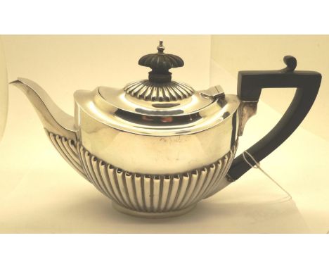 James Deakin &amp; Sons hallmarked silver Edward VII teapot, Sheffield assay 1908, 21 x 11 cm, 222g. P&amp;P Group 1 (£14+VAT