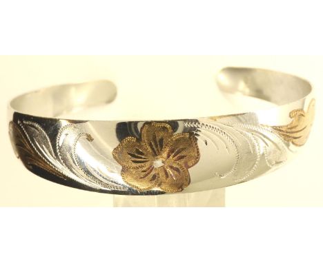 925 silver and gold plated bangle with floral decoration, D: 60 mm. P&amp;P Group 1 (£14+VAT for the first lot and £1+VAT for