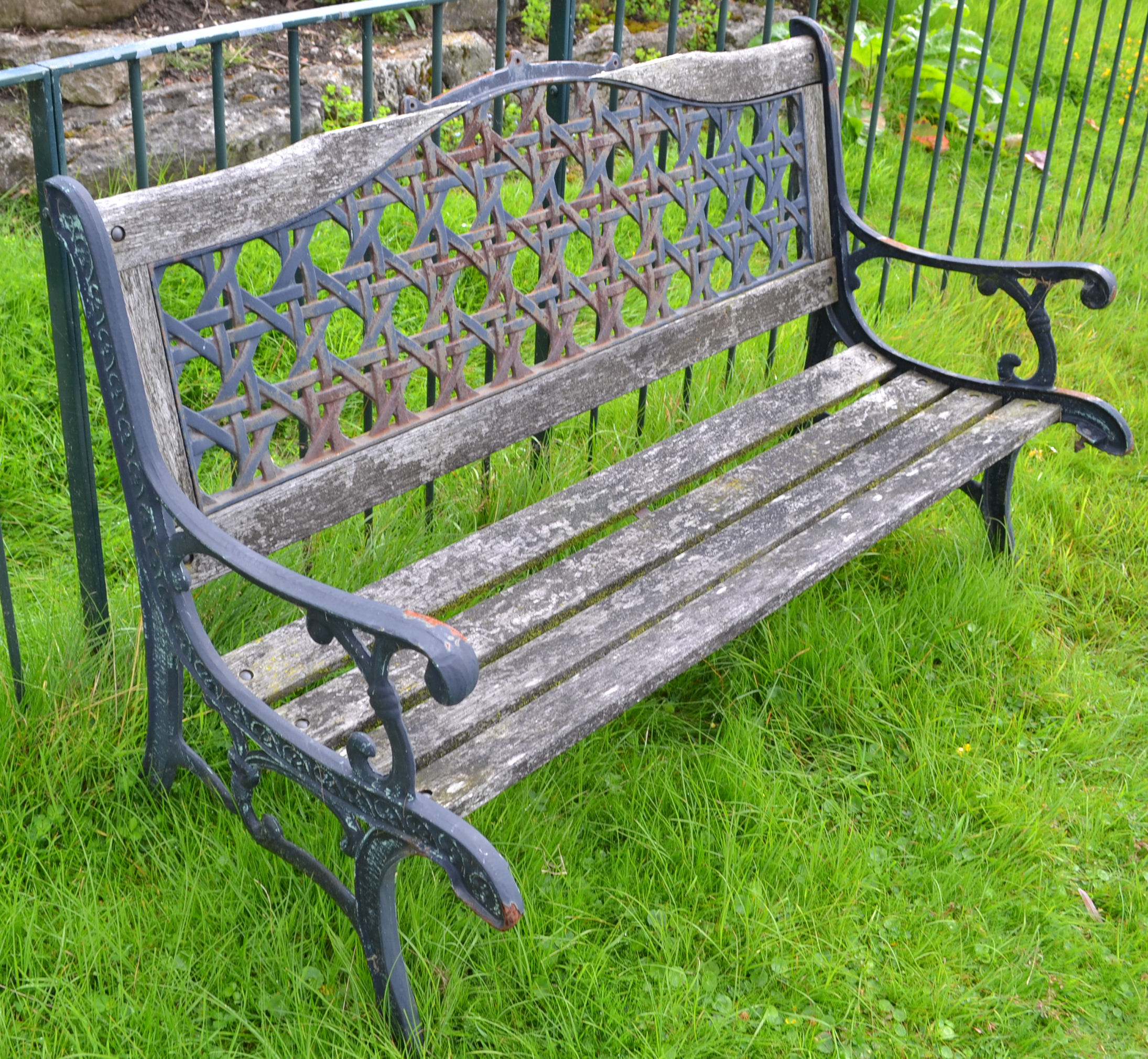 1 x Garden Bench - Cast Iron and Wood - CL226 - Location 