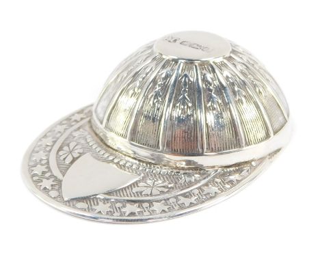 A novelty silver jockey hat caddy spoon, with embossed decoration, shield reserve, Sheffield 1984, 5.5cm wide, ½oz.