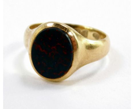 A gentleman's 15ct gold and bloodstone set signet ring, size R 1/2, 6.1g.