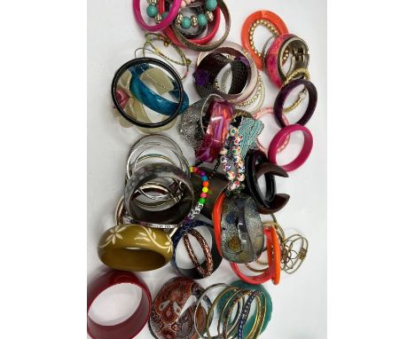 Two bags of vintage and contemporary bangles and bracelets. Approximate weight 5.44 kilograms.