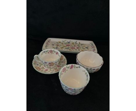 Part Minton Haddon Hall service 2 trays plates, 2 sugar bowls, 10 Side plates, 10 dinner plates, 3 tier cake stand, 7 assorte