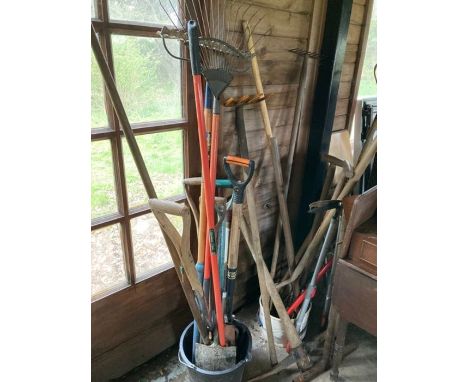 Selection of new and old tools in two buckets