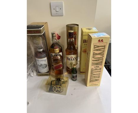 6 BOXES OF VARIOUS BOTTLES 6 BOXES OF BOTTLES OF WHISKEY, SOUTHERN COMFORT, TEQUILA, DRAMBUIE, MOET &amp; CHANDON