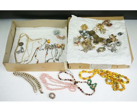 A collection of vintage ladies jewellery to include beaded necklaces and brooches. 