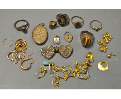 A silver Mizpah brooch; a tiger's eye ring; Siam silver; 9ct gold hoop earrings and other loose 9ct gold; qty