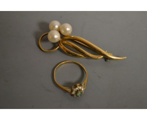 A 9ct gold brooch; a 9ct gold dress ring (2)