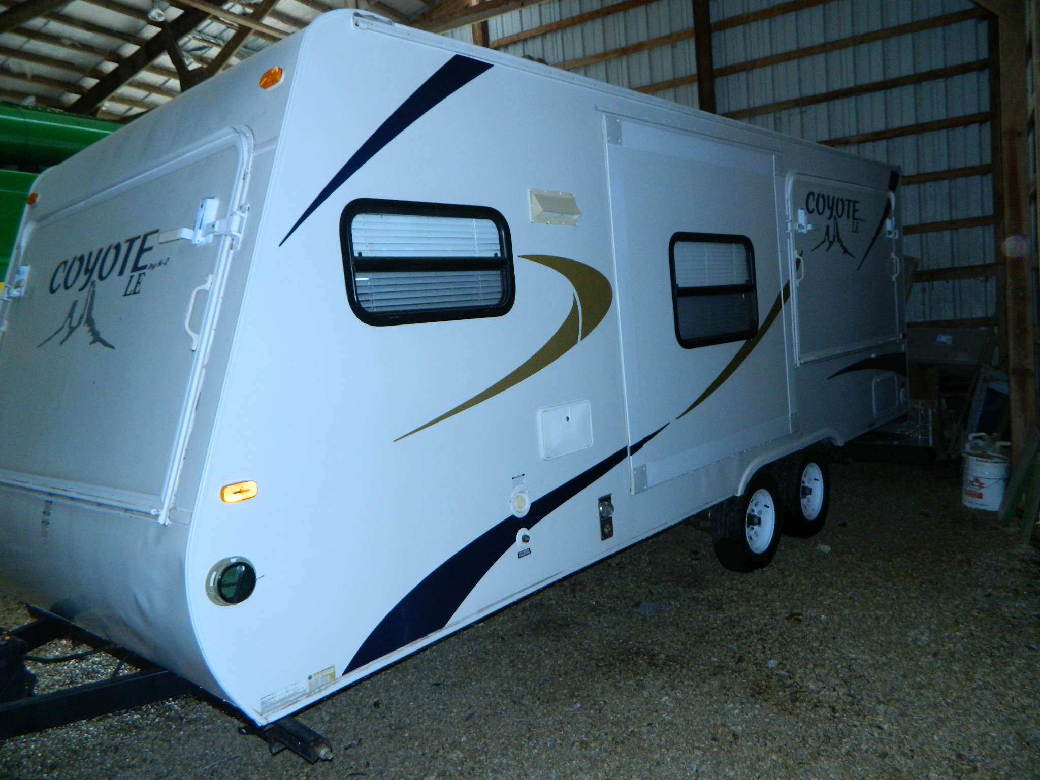 2009 COYOTE ULTRA LITE 24' BUMPER HITCH CAMPER, 1 SLIDE OUT, 3 POPOUTS