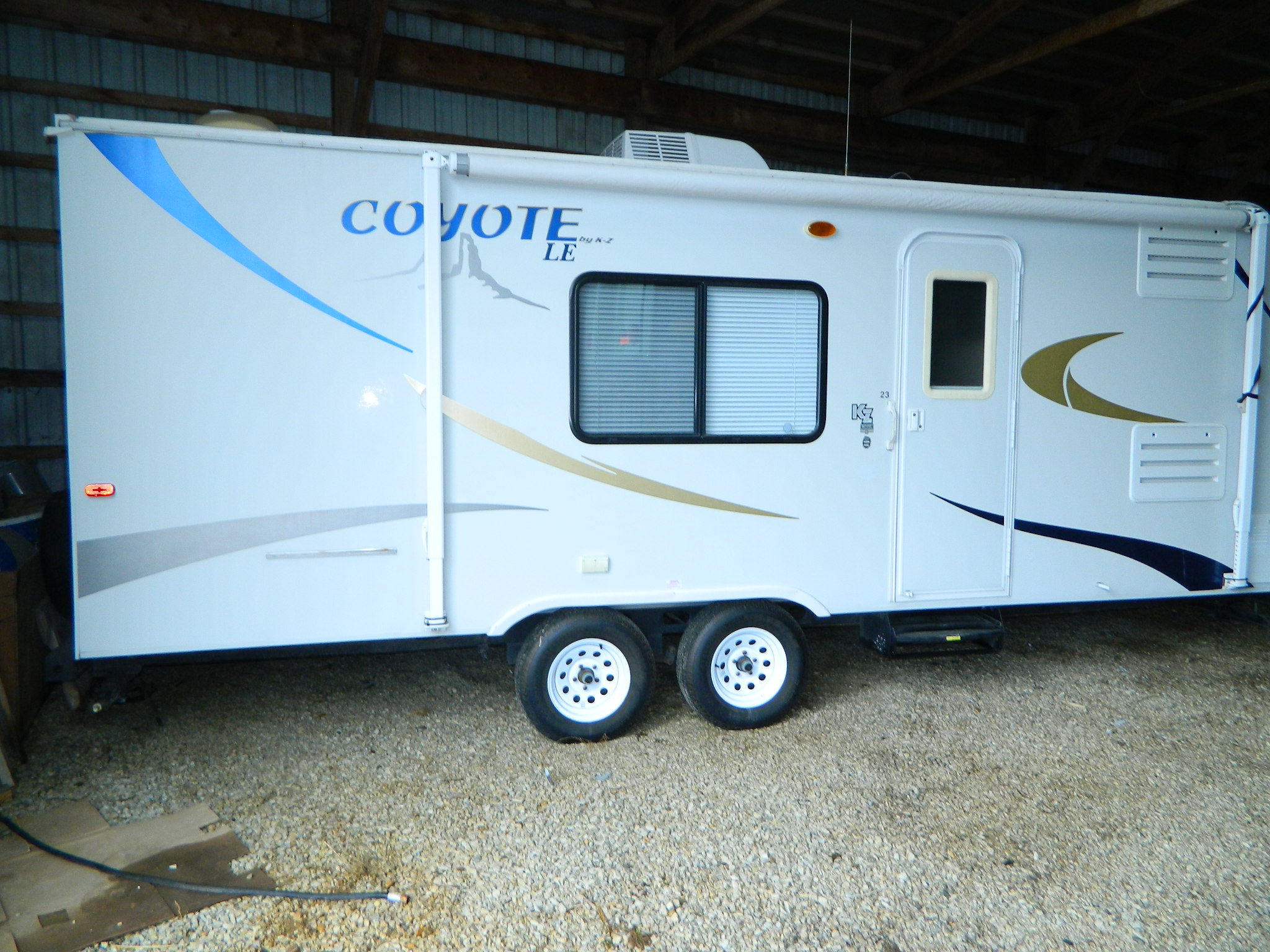2009 COYOTE ULTRA LITE 24' BUMPER HITCH CAMPER, 1 SLIDE OUT, 3 POPOUTS