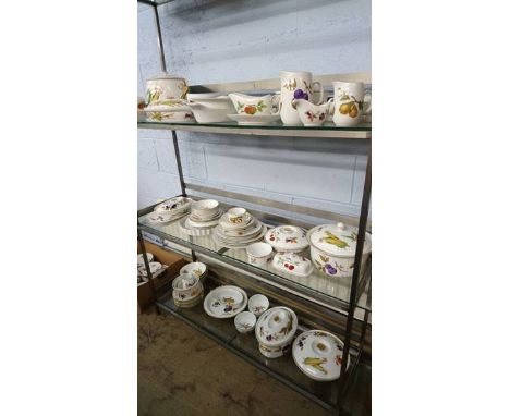 Large quantity of Royal Worcester 'Evesham'