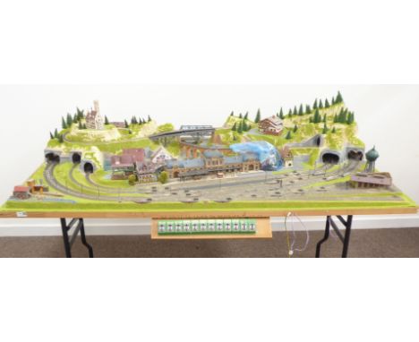 N-gauge - model railway layout in a mountainous Alpine style with multiple tracks and sidings, various tunnels and underpasse