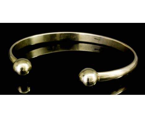 A modern 9ct gold plain bangle with ball finials (weight 20 grammes)