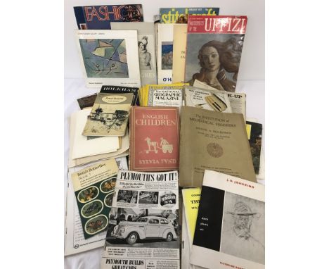 A box of vintage ephemera. To include gallery catalogues, country house guide books, information pamphlets and books. 