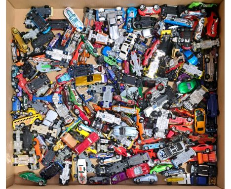 Hot Wheels (Mattel) a large quantity of unboxed more recent issue models which may have some earlier examples (unsorted). The