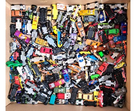 Hot Wheels (Mattel) a large quantity of unboxed more recent issue models which may have some earlier examples (unsorted). The