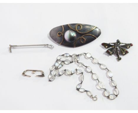 A silver brooch set with a blister pearl, a fairy brooch, a necklace and other items 