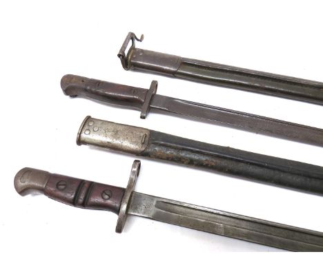 A WWI US Remington bayonet dated 8/17 with scabbard together with a British 1907 pattern bayonet with scabbard 