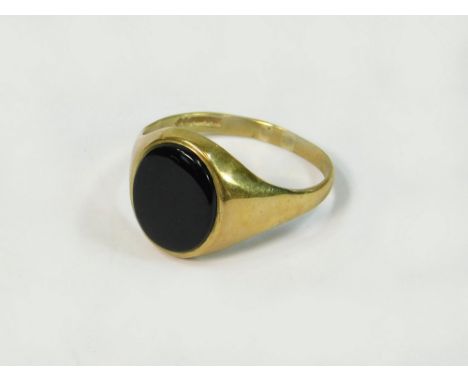 SIGNET RING. A 9ct. gold & black onyx signet ring. Size Q/R.  Please note that all items in this auction are previously owned