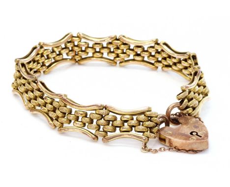 An Edwardian 9ct gold gate bracelet,with pairs of outer curved gate links, with graduated rows of polished and textured panth