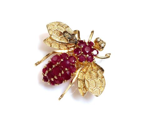 A Continental gold ruby and diamond set bee brooch/pendant,with a cluster of graduated circular mixed cut rubies to form the 