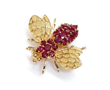 A Continental gold ruby set bee brooch/pendant,with a cluster of graduated circular mixed cut rubies to form the thorax and g