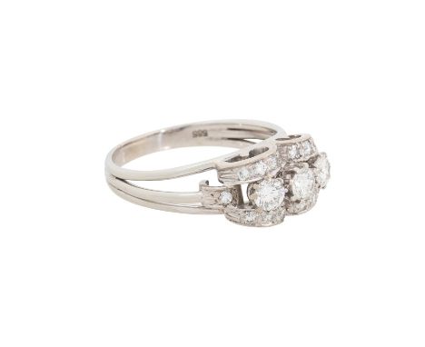 Handgearbeiteter Brillantring aus den 1950-60er Jahren, mittig Brillant von 0,23 ct, flankiert von 2x 0,2 ct, ca. FW (G)/VS u