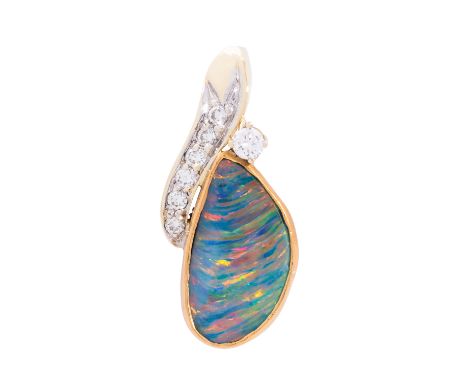 Clip-Anhänger mit Opal von ca. 4 ct und Brillanten von zus. ca. 0,30 ct mit guter Farbe und Reinheit. GG 14K/ 22K 6,9 gr, 21.