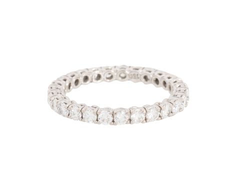 Memoirering rundum mit Brillanten von zus. ca. 1,3 ct, ca. LGW (I-J)/VS, 1 Stein beschädigt, WG 18K, 2,6 g, RW: 54, 2. H. 20.