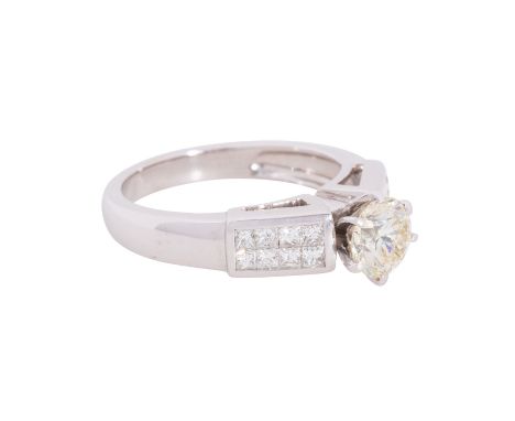 Ring mit zentralem Brillant von ca. 0,9 ct, ca. GET (P-Q)/VS1 flankiert von 16 Prinzessdiamanten zus. ca. 0,5 ct, gute Farbe 