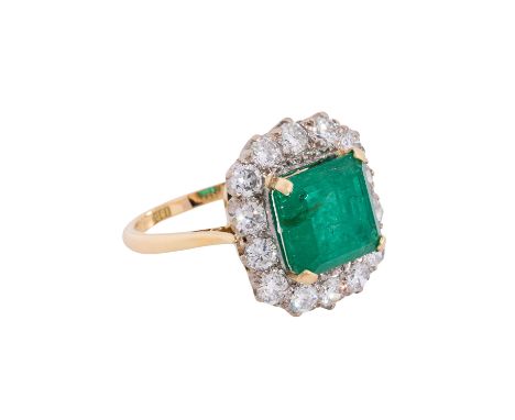 Ring mit Smaragd und Diamanten von zus. ca. 1,4 ct, Übergangsschliff, ca. WEISS (H)/VS, Smaragd ca. 3,4 ct, 18K GG/WG, 6,7 gr