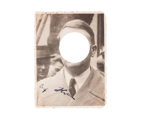 Autographen - Adolf Hitler (1889-1945), frühe Original-Unterschrift der 1930-er Jahre. Füllfederhalter auf Fotoabzug. Revers 