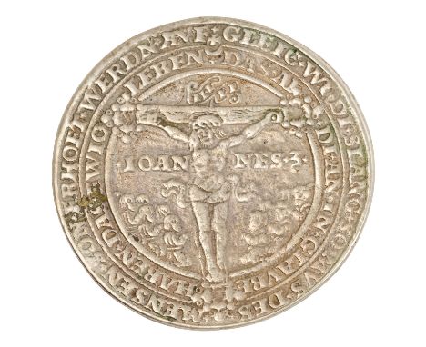 Erzgebirge - Pesttaler 1528, alter Guss, Münzmeister Utz Gebhard: Kreuz über liegendem Halbmond, Av: Christus am Kreuz, l. un