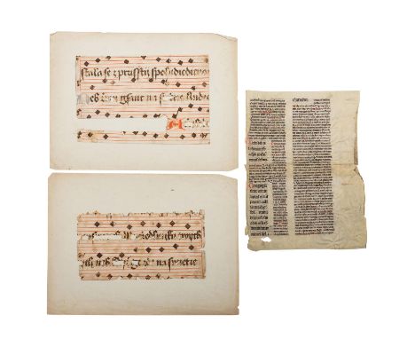 Konvolut mit 2 Fragmenten einer mittelalterlichen Notenhandschrift mit Text und Noten wohl um 1500. Dazu alte Handschrift auf
